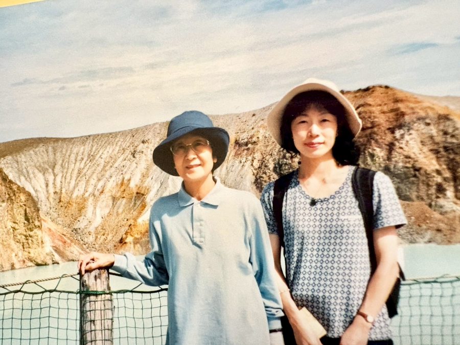 会社員時代にお母さまと旅先で撮影した小畑真由美さん