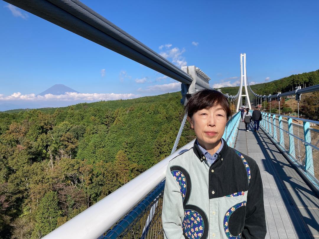三島スカイウォークの吊り橋を訪れた小畑真由美さん、2024年